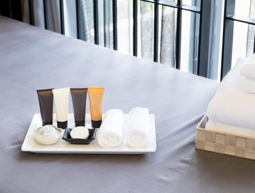 Kosmetyki w hotelu – znaczenie, rodzaje i wpływ na doświadczenia gości