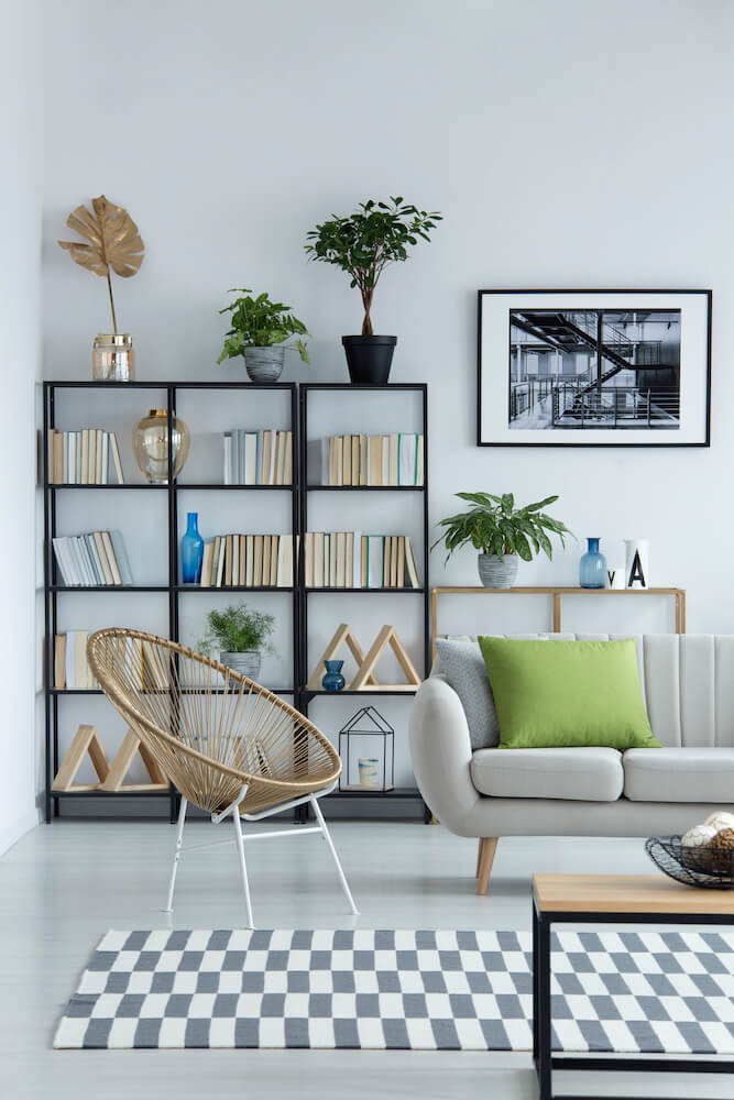 Piękny salon z regałem na książki Nowoczesny salon z małą biblioteczką