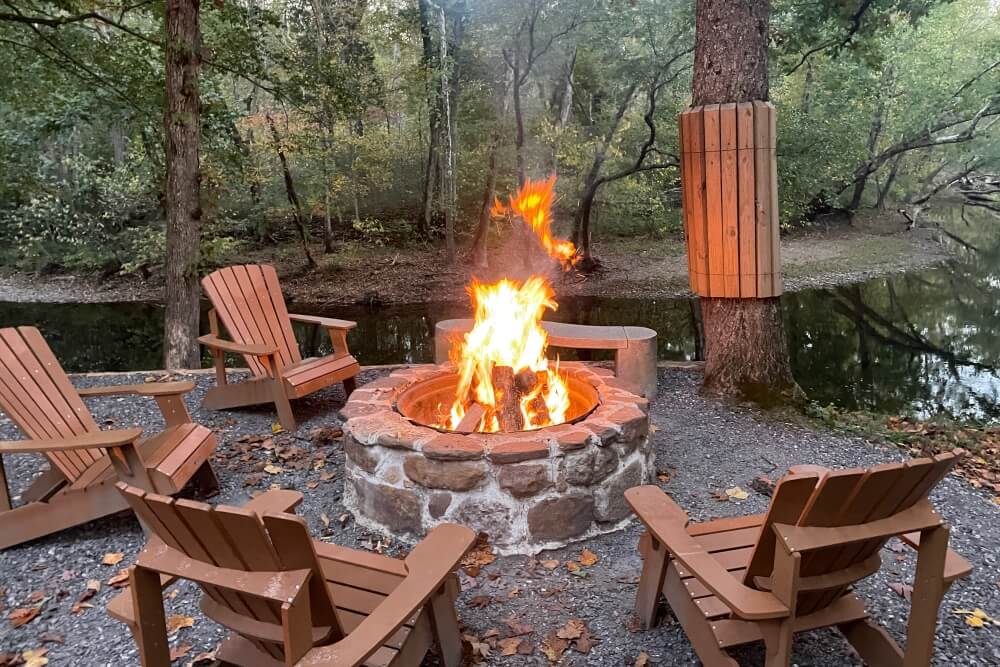 siedziska z drewna przy ognisku