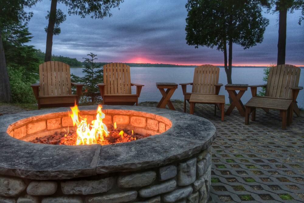 wysokie ognisko w ogrodzie z kamieni