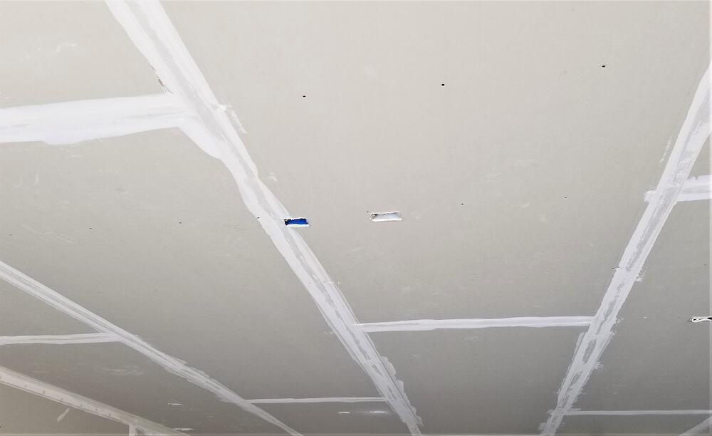 Sufit podwieszany – cena materiałów na sufit z płyt g-k