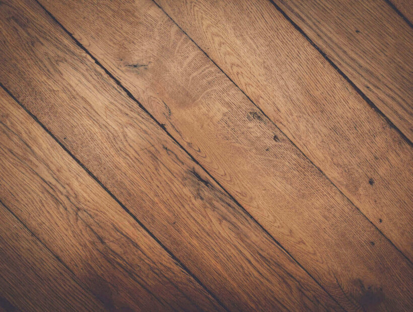Jaki lakier do podłogi drewnianej? Poradnik