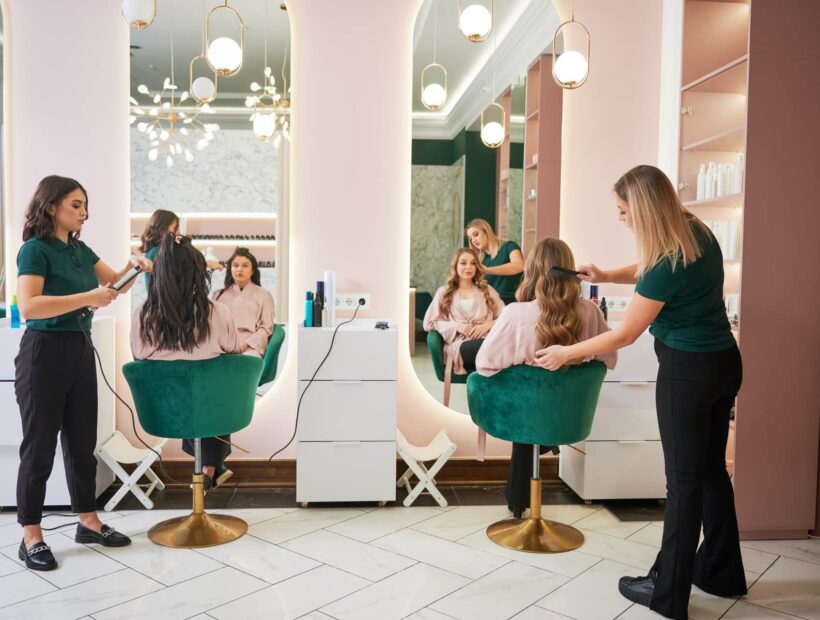Jak urządzić salon fryzjerski w stylu glamour?